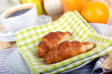 Frühstück mit Croissant,Kaffe,Orangensaft,.Milch