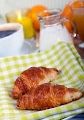 Frühstück mit Croissant,Kaffe,Orangensaft,.Milch