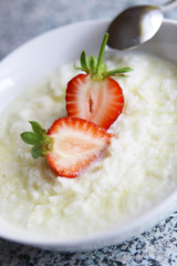 milchreis mit erdbeeren
