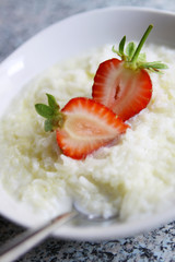 milchreis mit erdbeeren