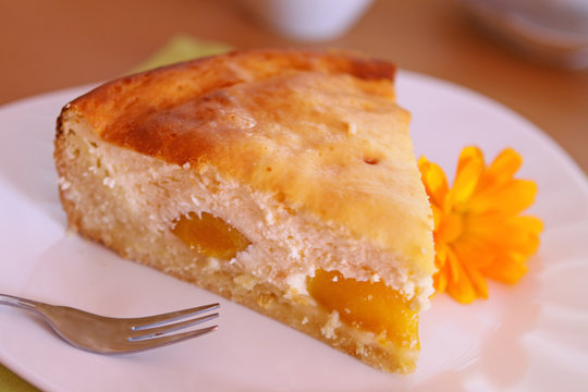 k&auml;sekuchen mit pfirsiche