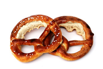 Zwei Bretzeln mit und ohne Salz