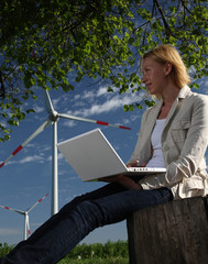 junge Frau und Windrad mit Laptop