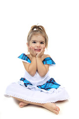 Petite fille assise en robe des îles...