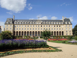 Fototapeta na wymiar allées du palais Saint Georges