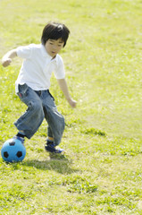 サッカーする子供