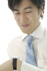 時計を見るビジネスマン
