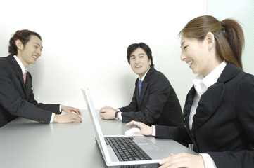 Obraz premium 打合せをするビジネスマン