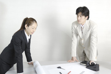 打合せをするビジネスマン