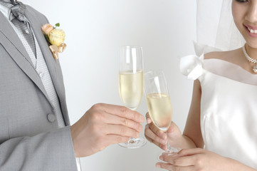 シャンパングラスを持つ新郎新婦