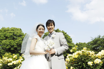 青空と新郎新婦