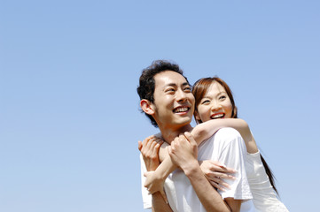 Obraz premium 恋人の背中に抱きつく女性