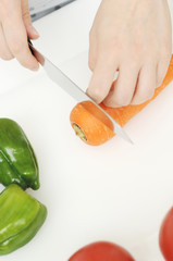 ニンジンを切る手