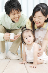 赤ちゃんをかわいがる両親