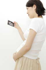 写真を見る妊婦