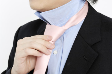 ネクタイを締めるビジネスマン