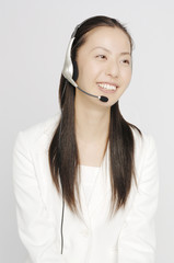 インカムで話すビジネスレディ