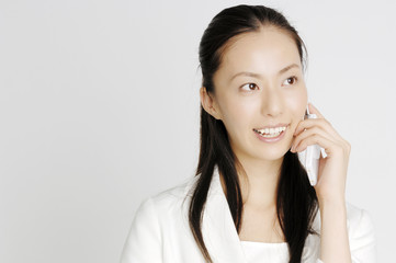 携帯電話で話すビジネスレディ