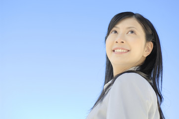 振り返った女性