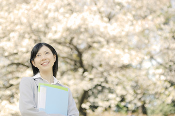 ファイルを持って外回りをしている女性