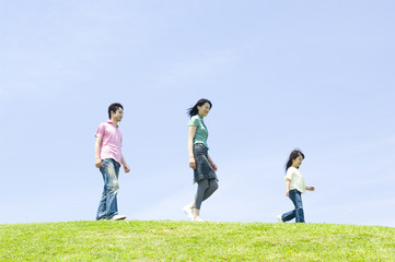 Fototapeta na wymiar Rodzina spaceru obok siebie na szczycie wzgórza