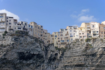 Fototapeta na wymiar maisons sur les falaises de Bonifacio en corse