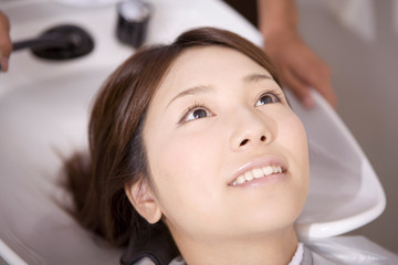 ヘアサロンでシャンプーする女性