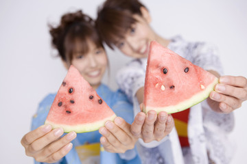 すいかを食べる浴衣女性