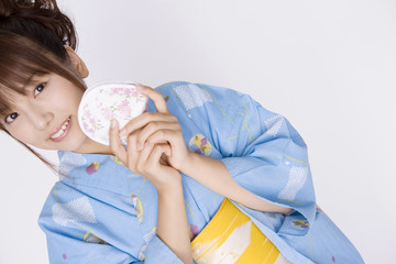 小物入れを持った浴衣女性