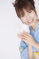 小物入れを持った浴衣女性