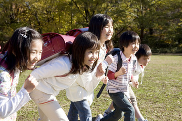 かけっこでスタート前の小学生たち