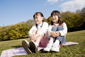 公園で座る女の子たち