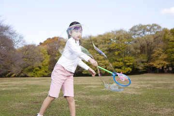 シャボン玉で遊ぶ女の子