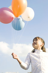 風船を持つ小学生