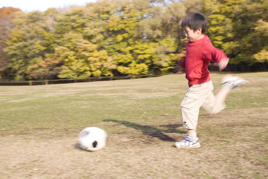サッカーをする小学生