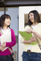 Fototapeta premium 話をする女子学生