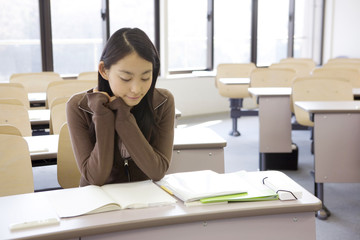 教室で勉強する女子大学生
