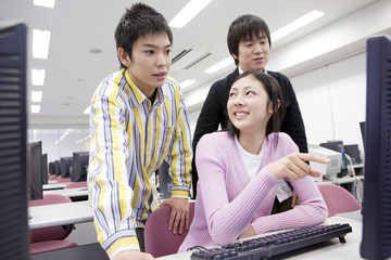 パソコンで勉強する学生