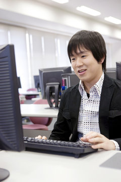 パソコンで勉強する学生