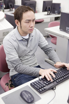パソコンで勉強する学生