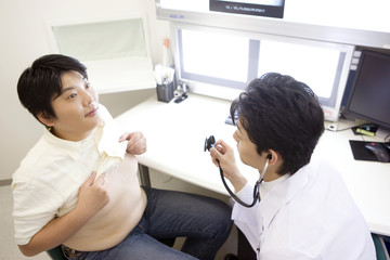 男性患者を診察する医者