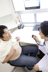 男性患者を診察する医者