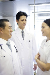 談笑する医者と看護師