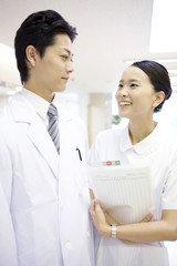 Obraz premium 談笑する医者と看護師