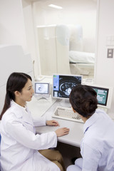Obraz premium ctの画像を見ながら話す女医と技師