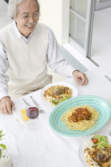 食卓に座るシニア男性