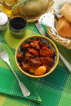 Agnello al pomodoro con patate - Cucina tradizionale italiana