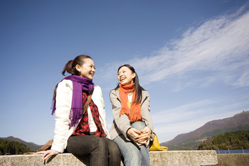 ベンチに座って話をしている女性達