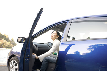 車を降りようとする女性
