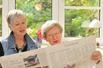 Zwei Seniorinnen lesen Börsenblatt II